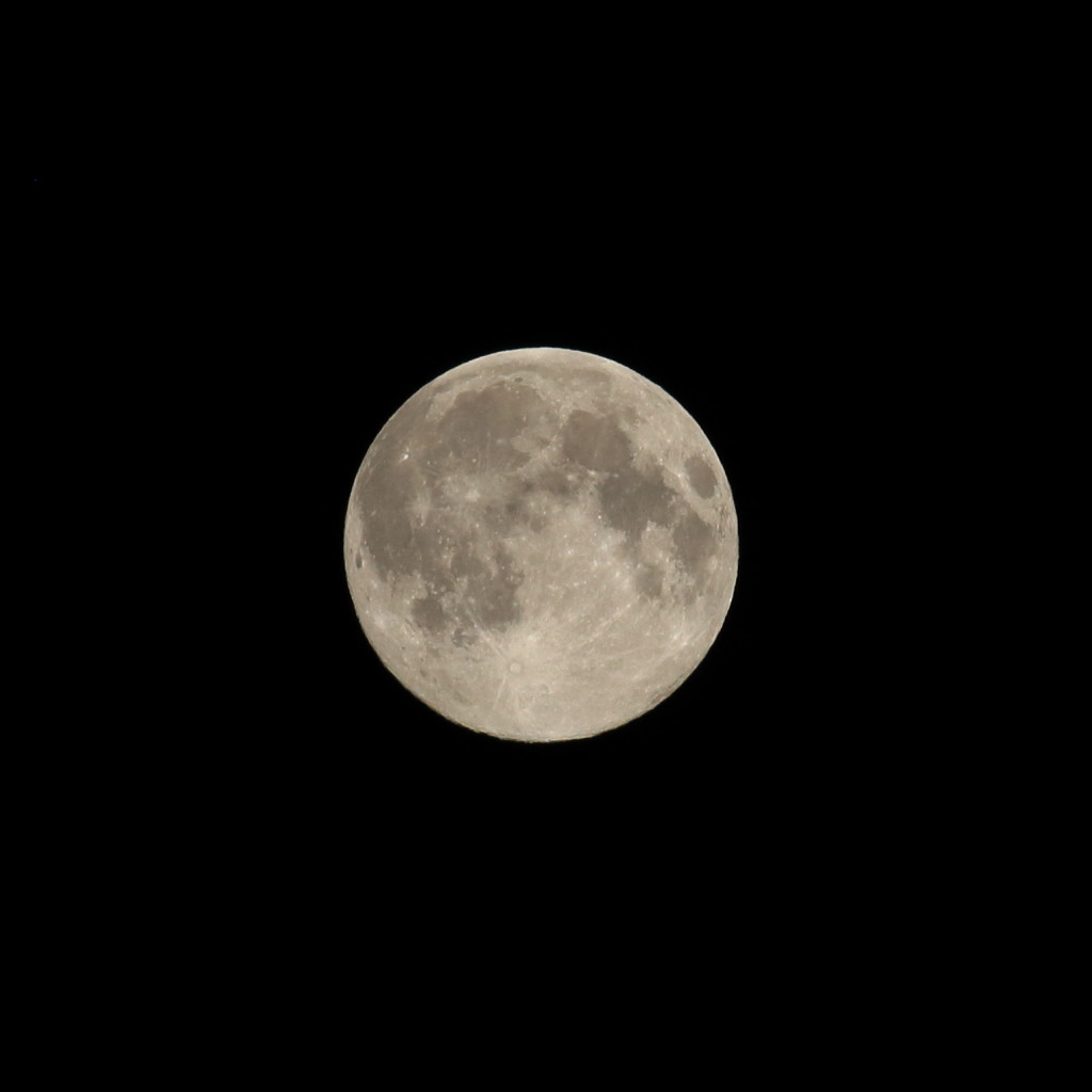 宮崎市内で撮影した満月スーパームーンをカメラrawで撮影