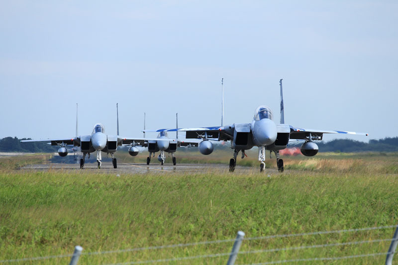 新田原基地ｆ15　3機が離陸に向けて移動する写真
