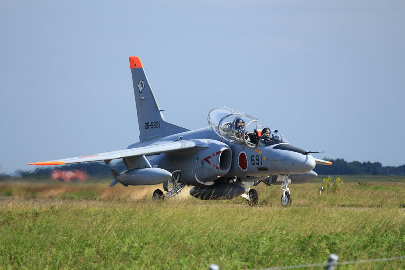 離陸に向かうコブラマークのついたｔ4練習機の写真