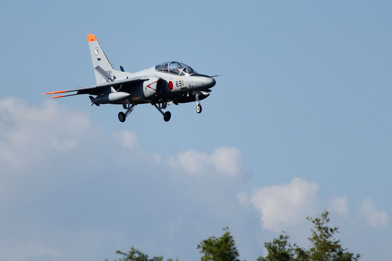 西側からアプローチするT-4練習機