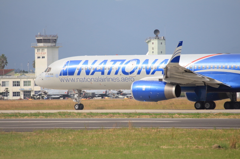 米軍要員を乗せて新田原基地を離れるB757旅客機