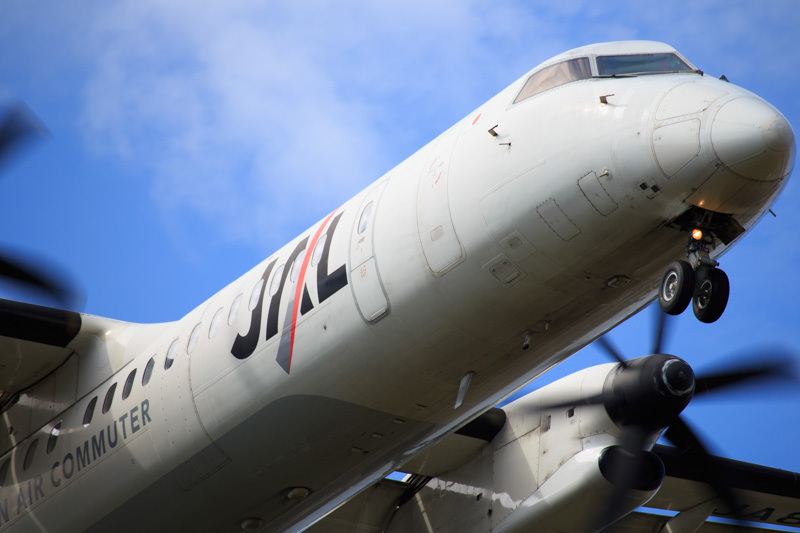 宮崎空港西からアプローチするボンバルディア機