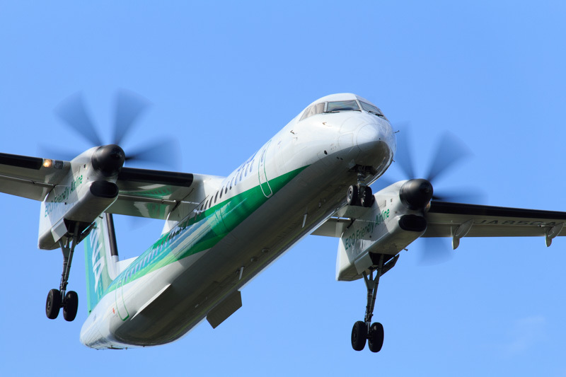 宮崎空港西側からアプローチするANAボンバルディア機