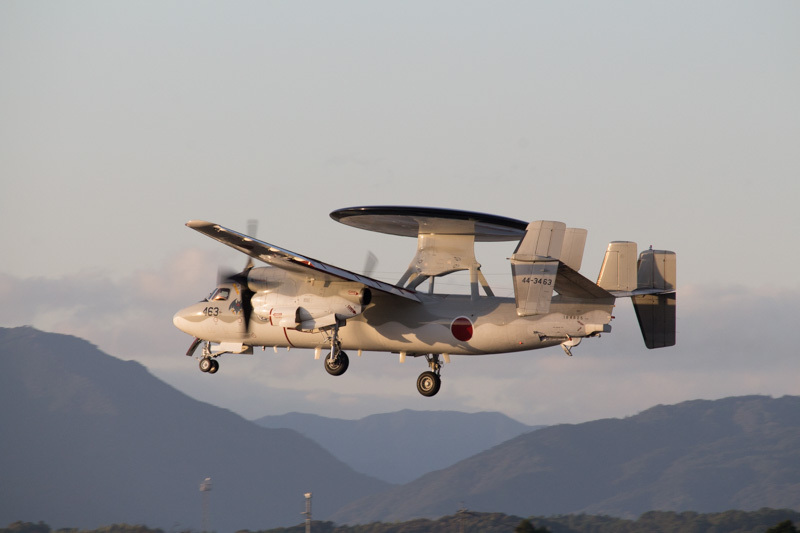 新田原基地に着陸する早期警戒機E-2C