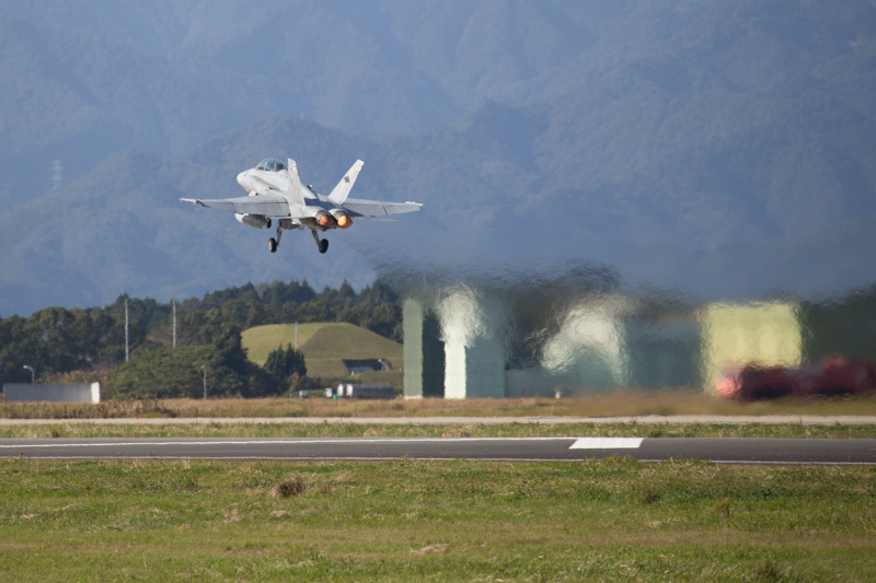 新田原基地を離陸するF/A-18ホーネットの写真