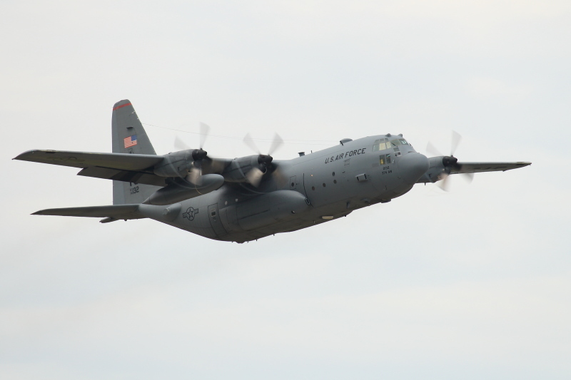 新田原基地を離れる米軍輸送機C-130