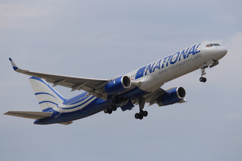 米軍要員を乗せて新田原基地を離れるB757旅客機