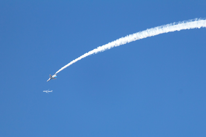 ブルーインパルス飛行中に偶然入り込んだ民間飛行機