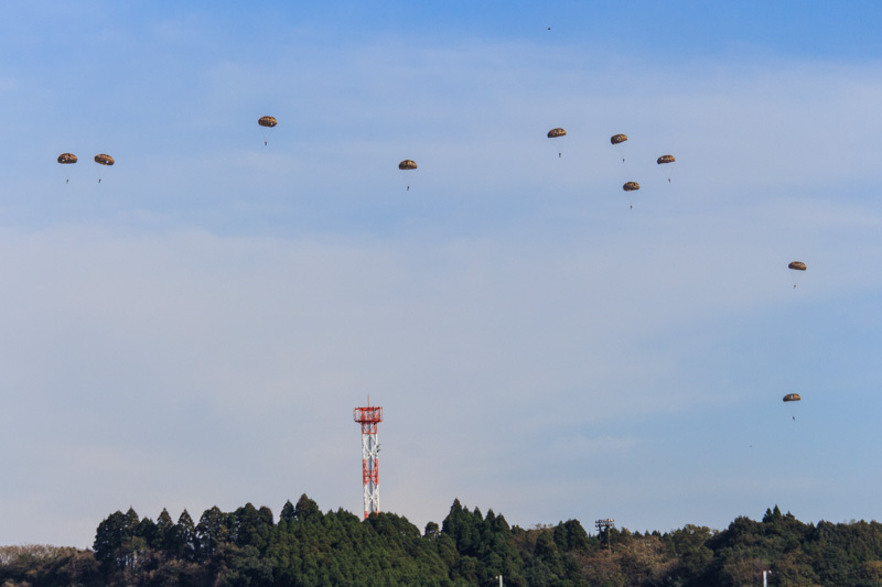 新田原基地航空祭で降下する空挺団
