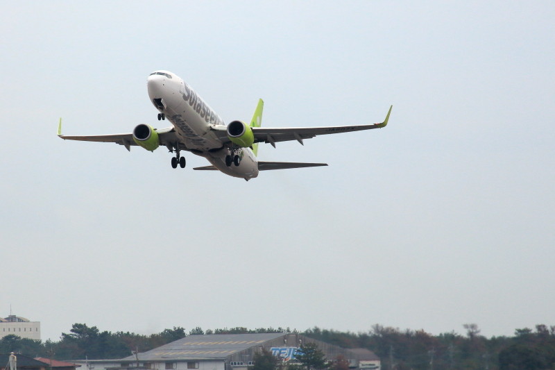東京を目指して宮崎空港を離陸するソラシドエアー機