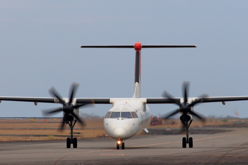宮崎空港を離陸のため移動中の日本エアコミューター機