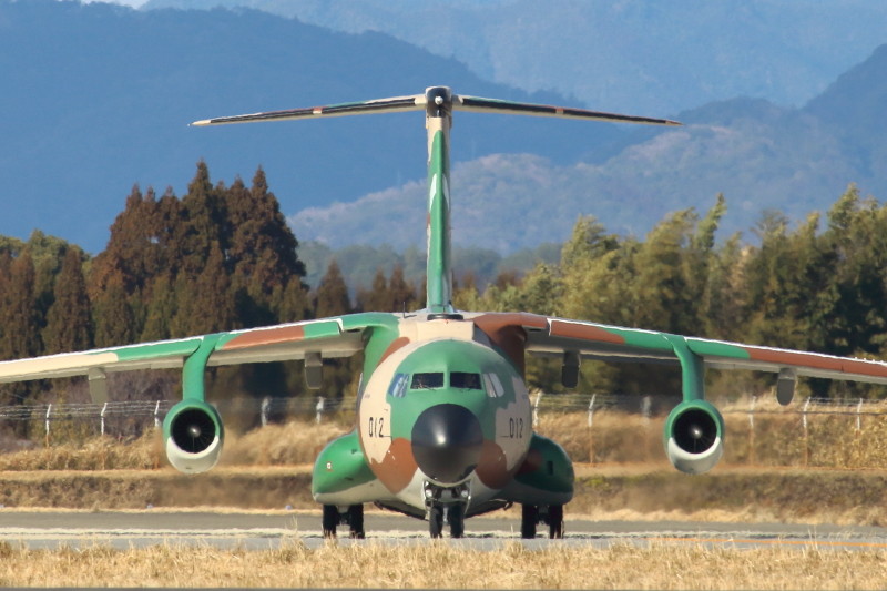 新田原基地滑走路を移動するC-1輸送機