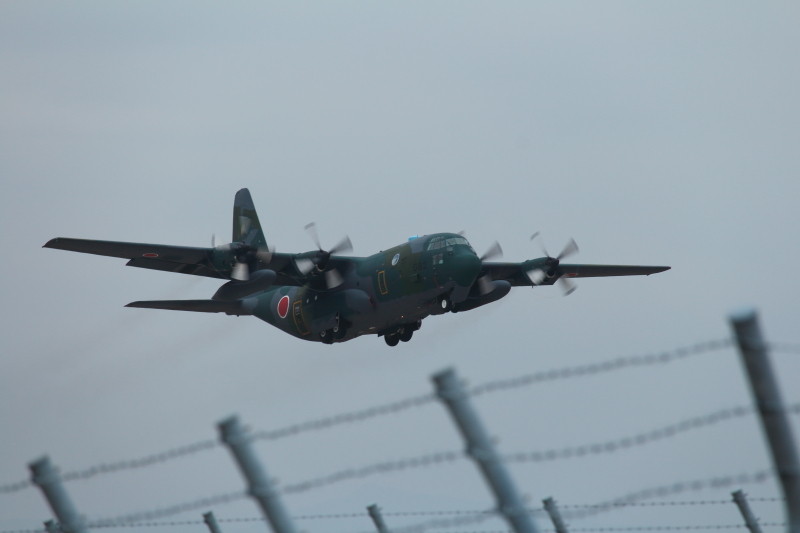 新田原基地を離陸する小牧基地所属のC-130輸送機
