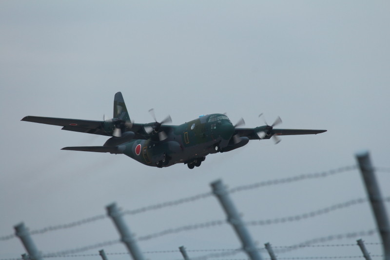 新田原基地を離陸する小牧基地所属のC-130輸送機