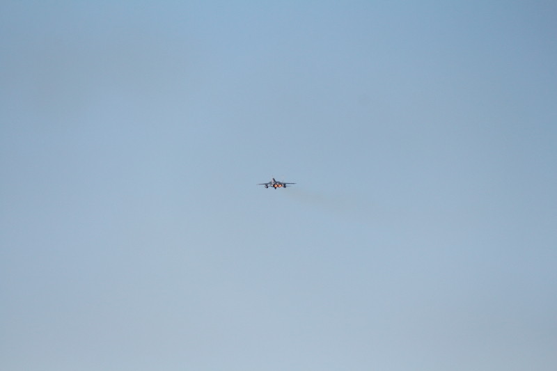 遠く離れてアフターバーナーオンするアグレッサー