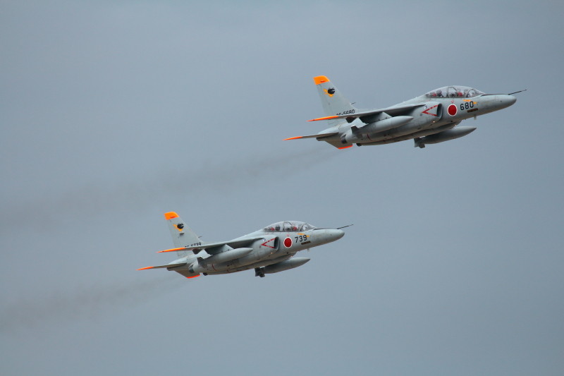 同時離陸する新田原基地のT-4練習機