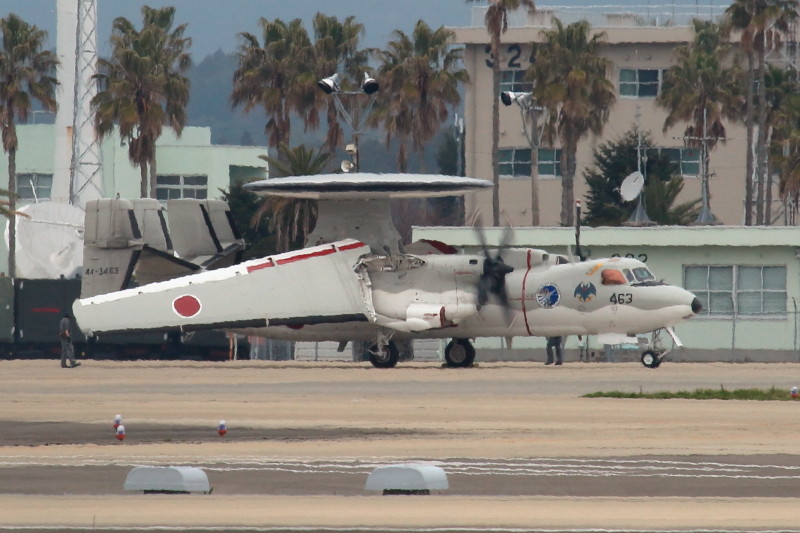 新田原基地に滞在中のE-2Cが主翼の展開1