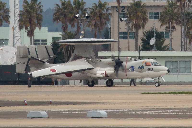 新田原基地にやって来ているE-2Cの主翼展開中2