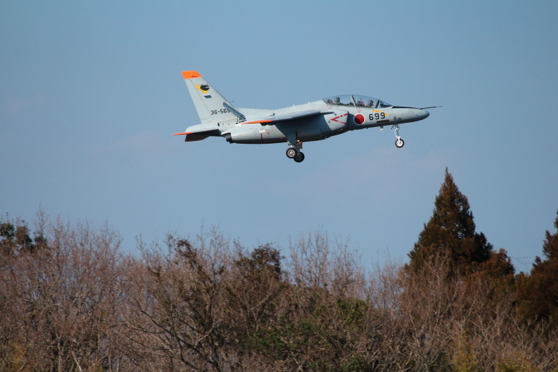 西側から進入する新田原基地所属のT-4練習機