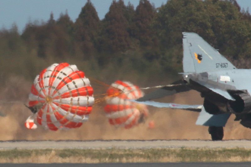 新田原基地所属のF-4ファントムのドラッグシュート大輪の花画像