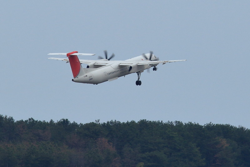 宮崎空港を離陸するボンバルディア機