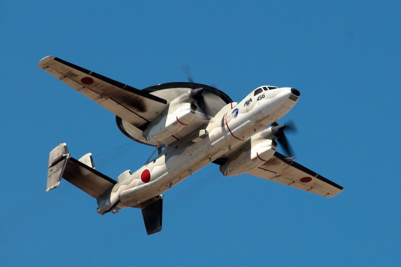 新田原基地を離陸するE2C警戒機