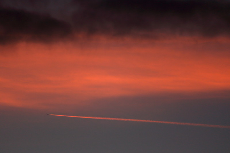 オレンジマーカーを引く飛行機