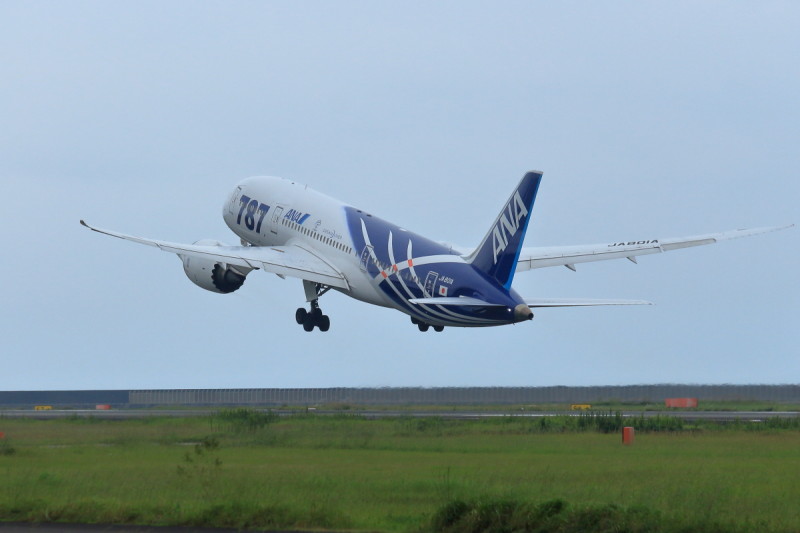 宮崎空港を離れて東京に向かうB787初号機