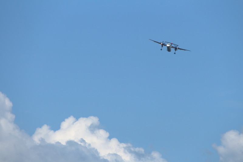 宮崎空港に着陸態勢するJALボンバルディア機