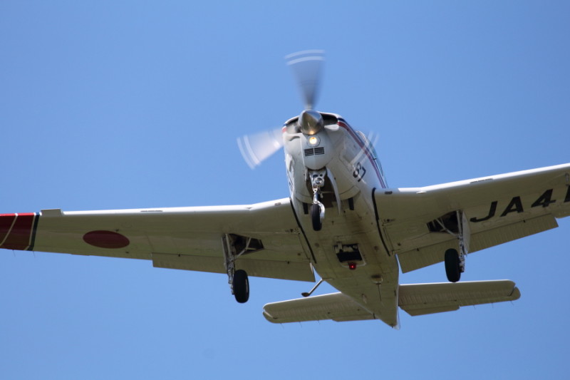 航空大学校訓練機が宮崎空港に着陸訓練中