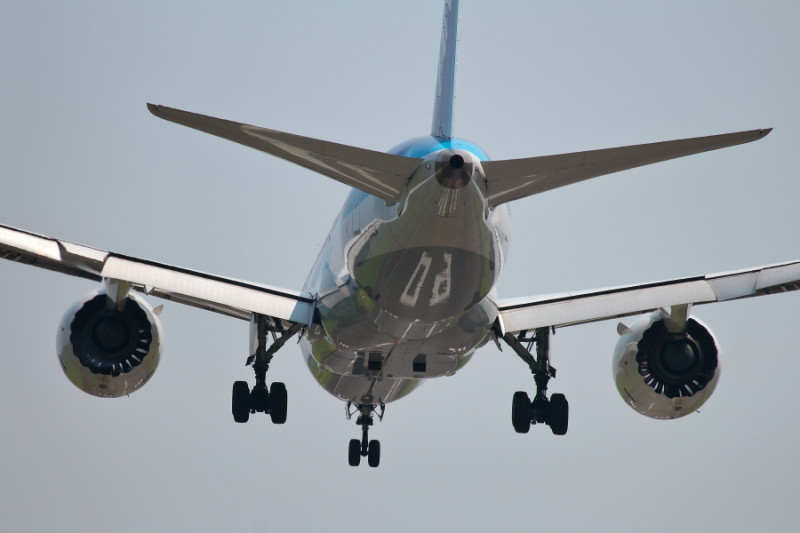 宮崎空港runway09に着陸するＢ787飛行機