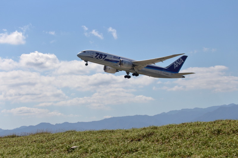 さわやかな宮崎空港を離陸するＢ787飛行機