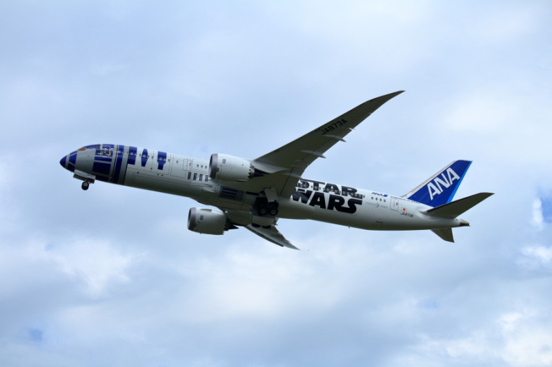 宮崎空港を後にするR2D2特別塗装機のB787飛行機