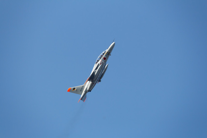 訓練に向かうＴ－4練習機