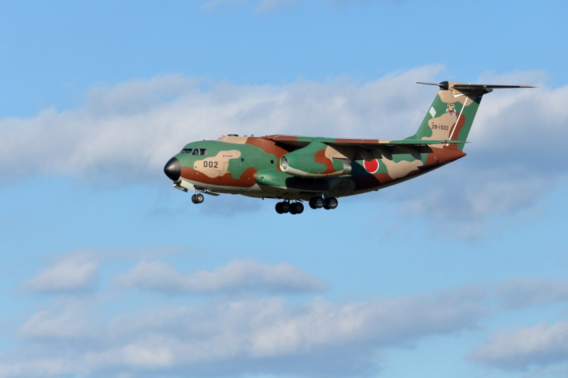 着陸するC-1輸送機