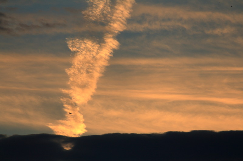 宮崎空港を離陸したボンバルディアがうまく飛行機雲に絡んでくれた