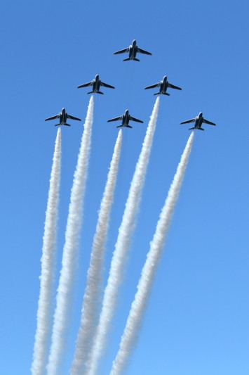 新田原基地事前訓練で飛行するブルーインパルス