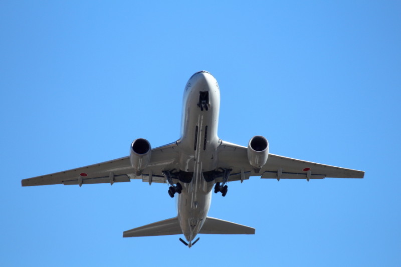 宮崎空港を離陸する空中給油機の画像