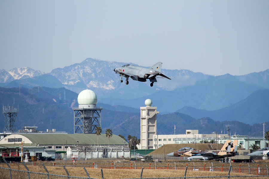 残雪の峰々を背景に新田原基地に着陸するＦ4