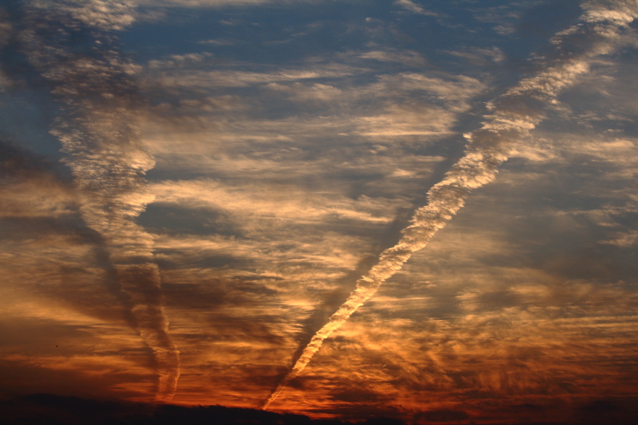 飛行雲がブイの時になった形がおもしろい画像