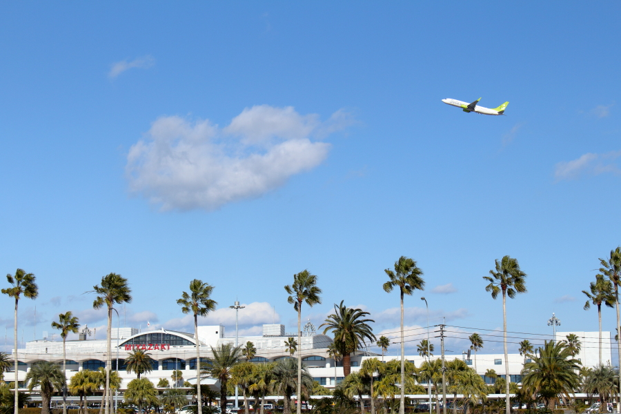宮崎空の玄関口を離陸したソラシドエアー機