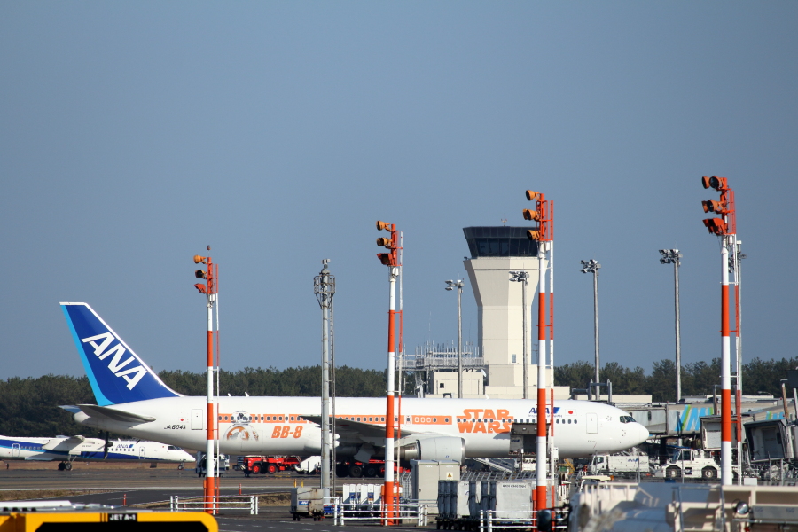 宮崎空港に駐機中のANAスターウォーズ機