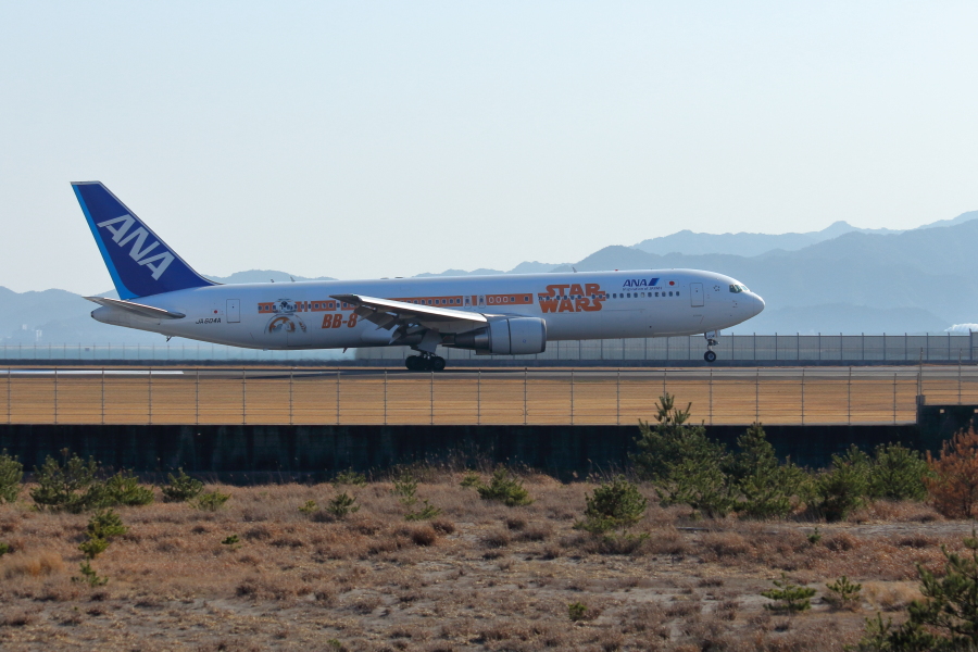 宮崎空港に着陸したANAスターウォーズ塗装機