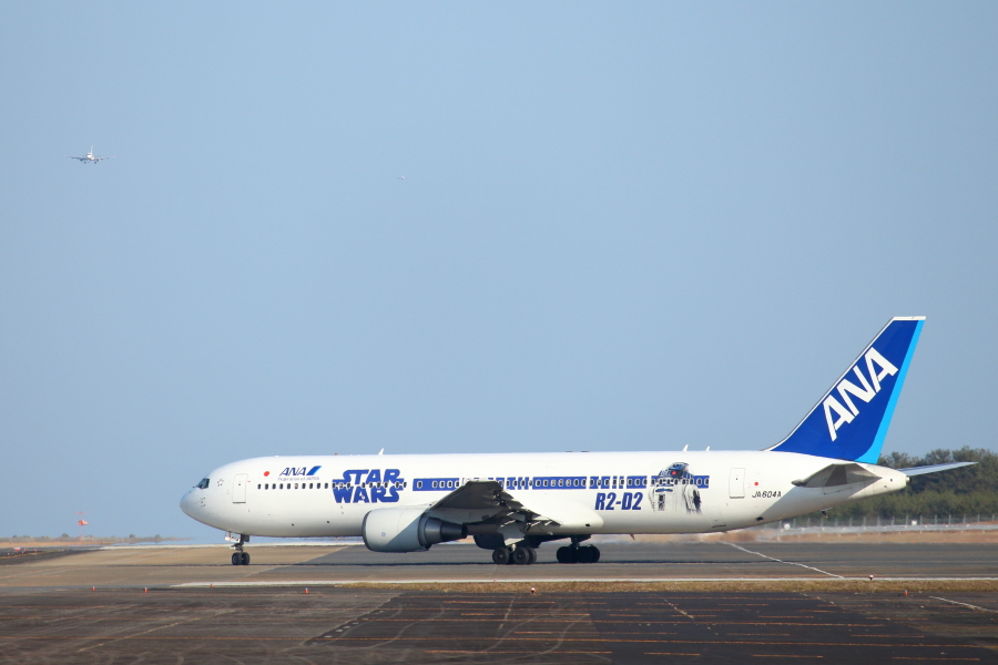 離陸に向けてタキシングのANAスターウォーズ機