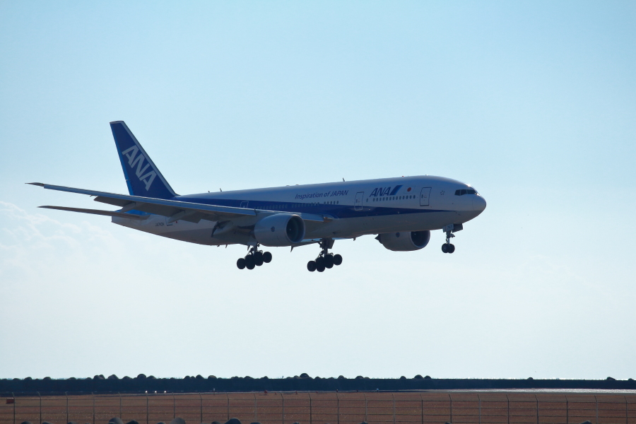 宮崎空港にアプローチ中のB777飛行機