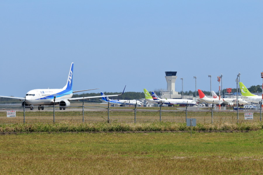 宮崎空港は8機の飛行機でエプロンがにぎやかだ