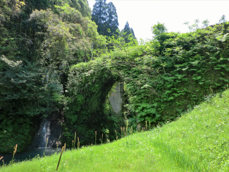 小林市にある石造りの東方大丸太鼓橋