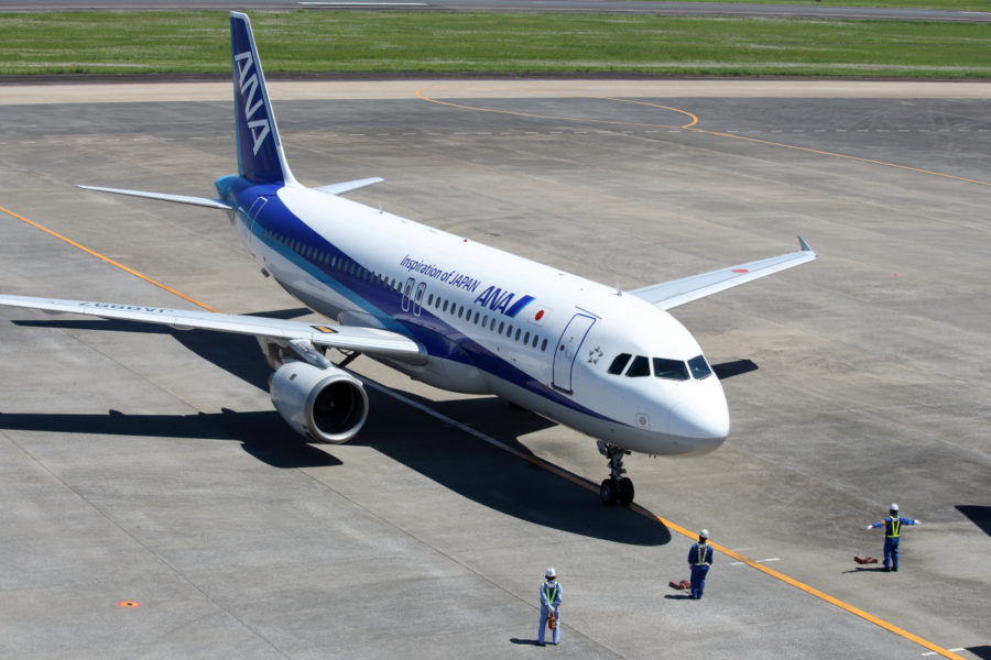 宮崎空港で飛行機を誘導するスタッフ