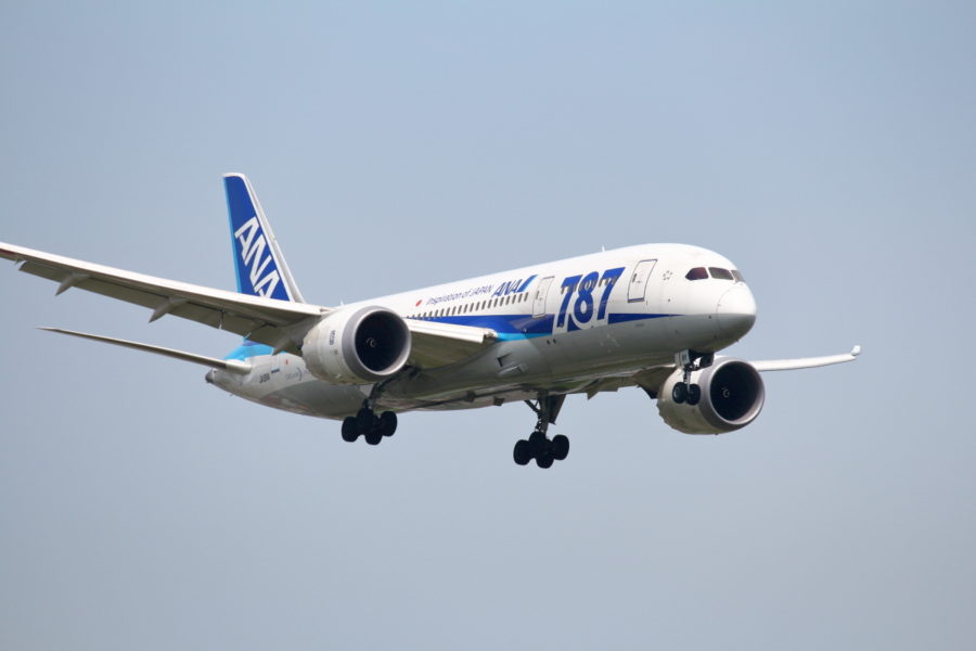 宮崎空港に着陸するB787飛行機