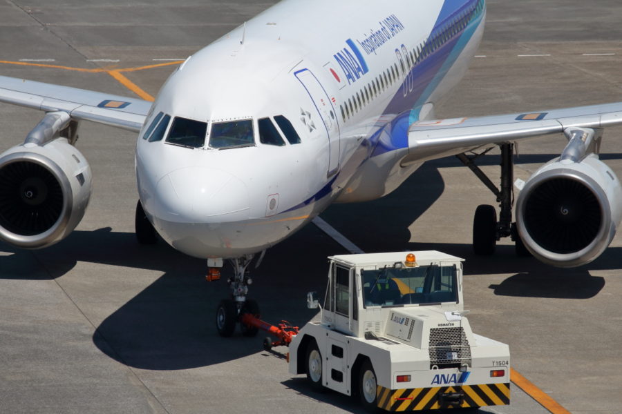 宮崎空港、ANA機A320をプッシュバックするスタッフ